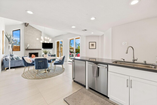 Building Photo - 49069 Mariposa Dr