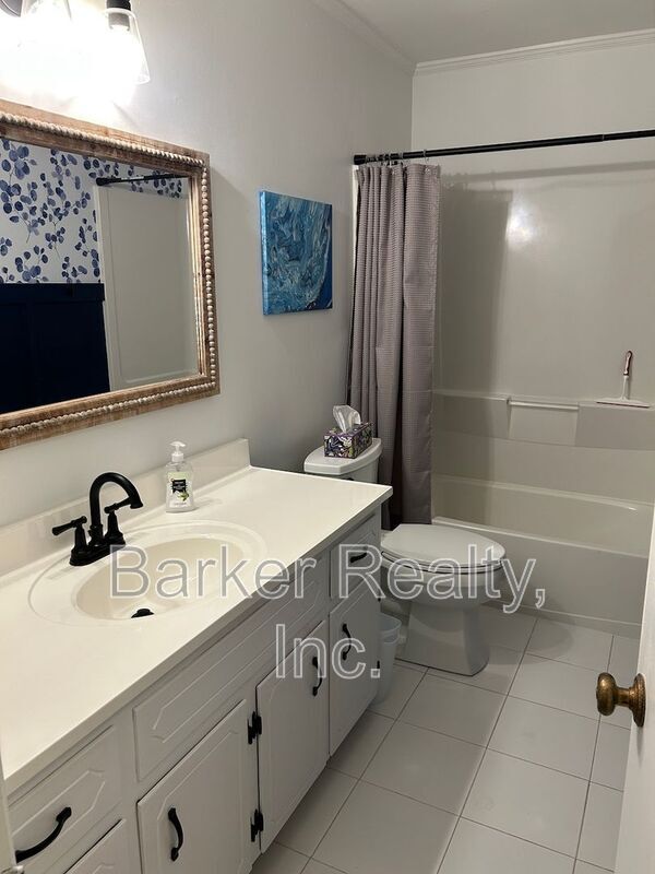 Building Photo - 1215 Collington Dr