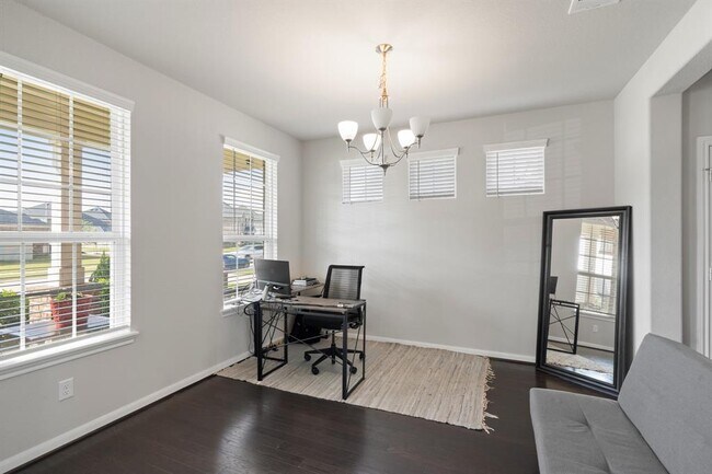 Building Photo - 515 Round Lake Dr