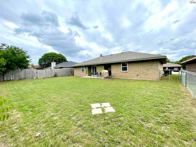 Building Photo - 2114 Selma Dr