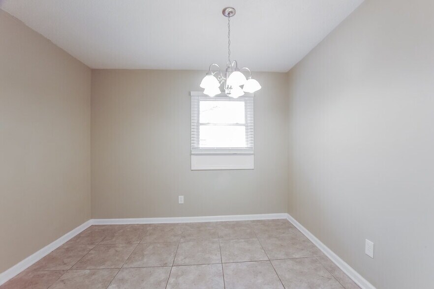 Building Photo - 2010 Longdale Dr