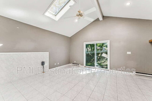 Building Photo - 525 NE Karapat Dr