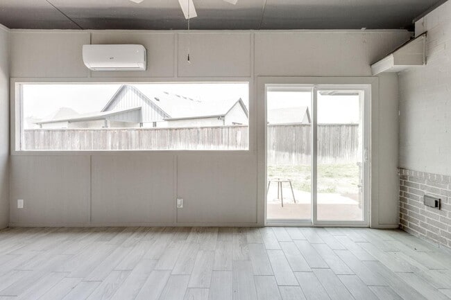 Building Photo - 649 NE 105th St