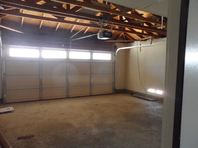 Building Photo - Spacious 2 Bed/2 Bath Home In Cathedral City!