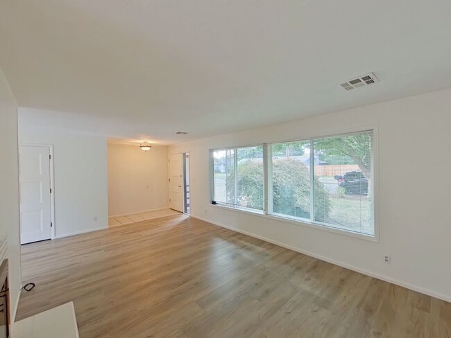 Building Photo - 3 Bedroom Family Home in the Harlow Street Bridge Area