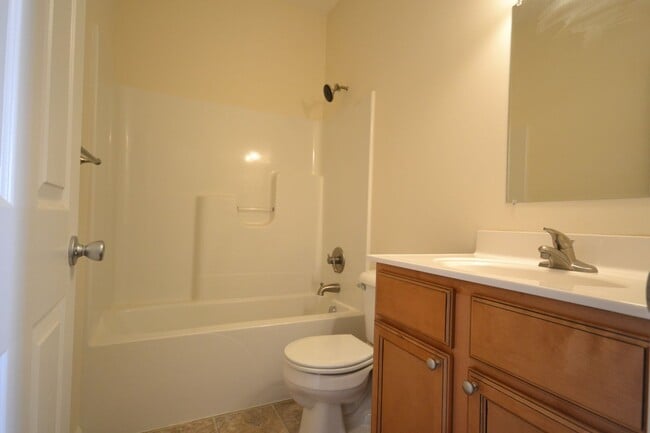Building Photo - Modern 2 bedroom Apartment with One-Level Living