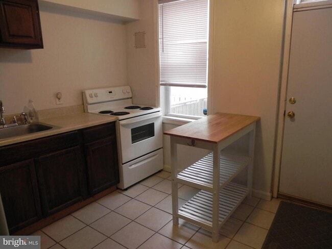 Building Photo - 319 W 28th St