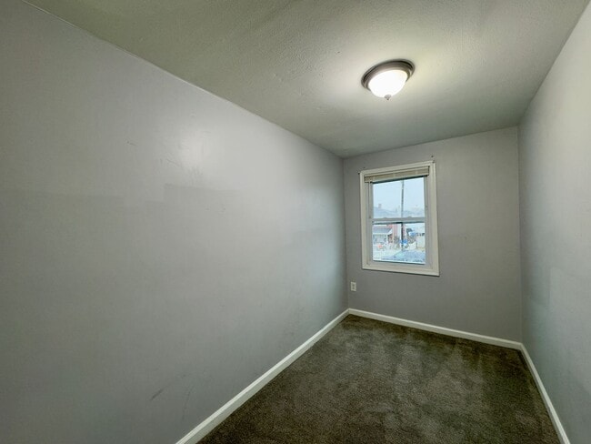 Building Photo - Charming 2 Bedroom/1 Bathroom Townhome in Dundalk, MD!