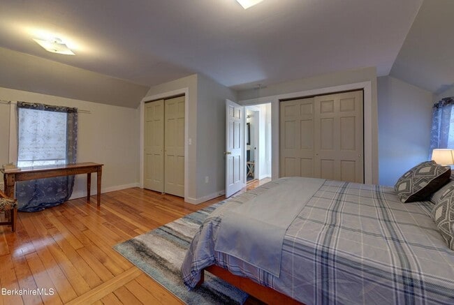 Building Photo - Centrally located 2 Bedroom, 2 Bathroom ho...