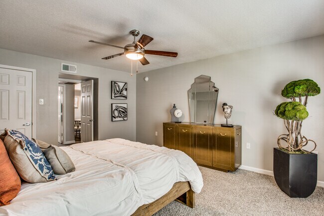 Building Photo - Medical Center Apartments - Super Deal!