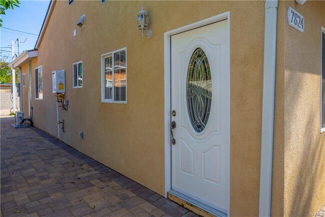 Building Photo - 7822 Hazeltine Ave