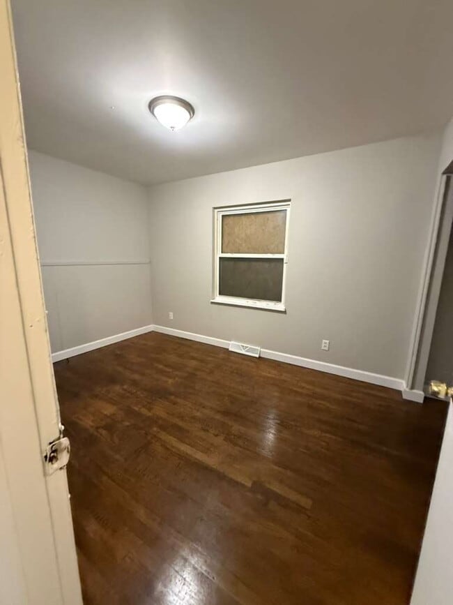 Building Photo - "Charming St. Louis Duplex: Cozy 2-Bedroom, 1-Bath with Hardwood Elegance!" Section 8 Approved