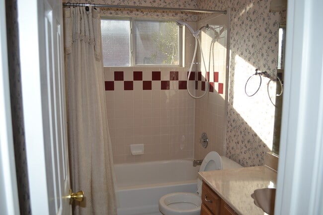 Building Photo - House For Lease in Arlington