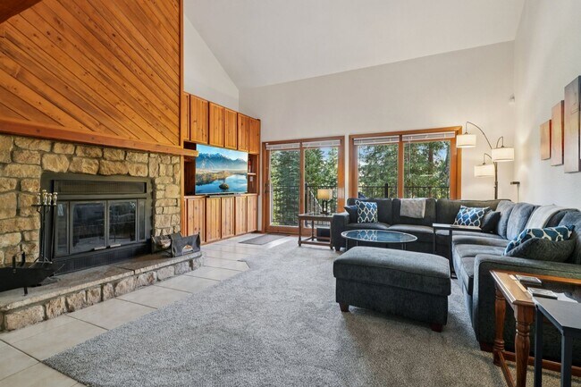 Building Photo - Serenity and Views with this 3 bedroom/3Bathroom Townhome in Buffalo Ridge