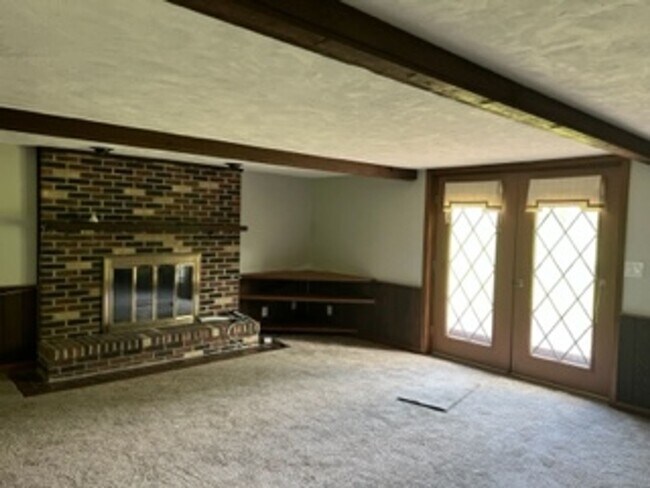 Building Photo - Country Living
