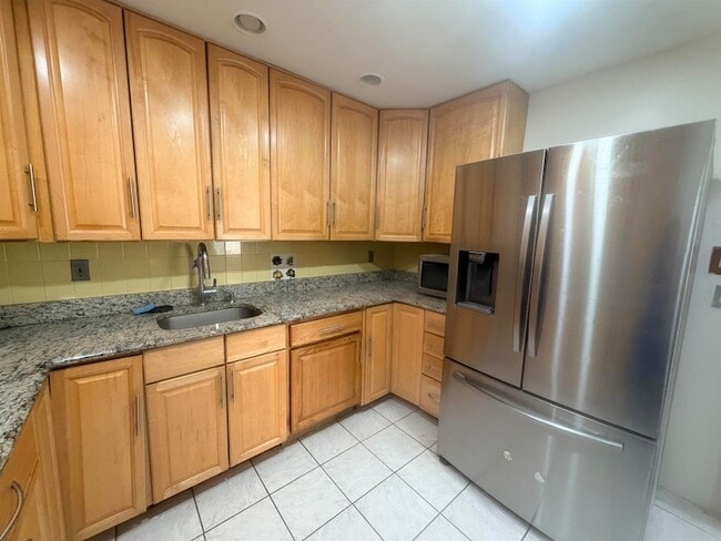 Building Photo - 374 Cator Ave