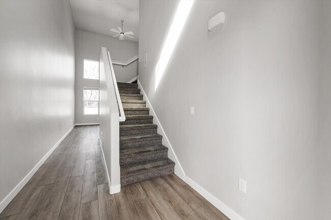 Building Photo - 721 E Zekes Ct