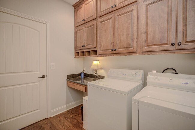 Building Photo - Fully Furnished, Short Term Rental, 1 Mont...