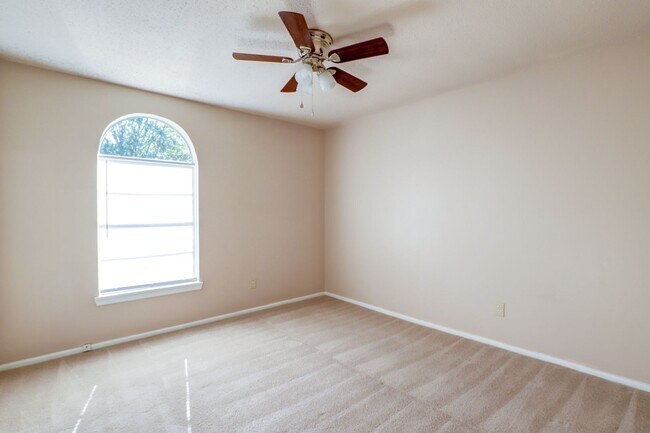 Building Photo - 3 Bedroom 2 Bathroom House in Texarkana, TX