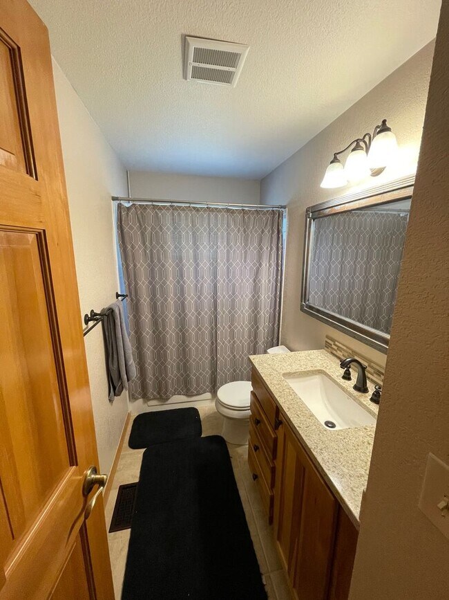 Building Photo - Beautiful Home in Golden Meadows!