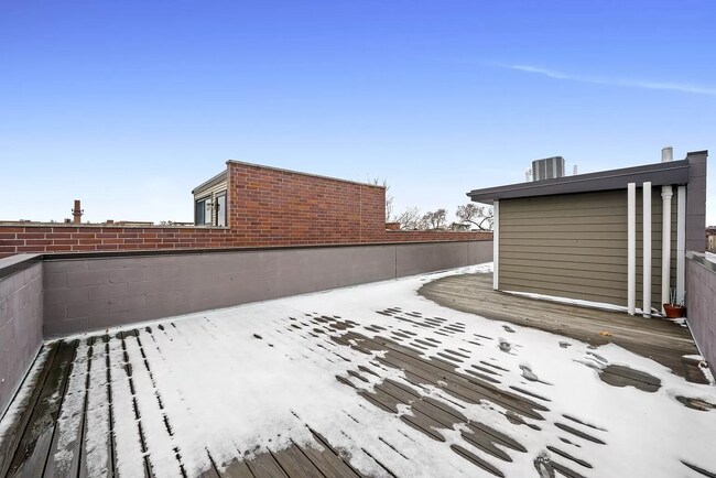 Building Photo - 1085 N Marshfield Ave