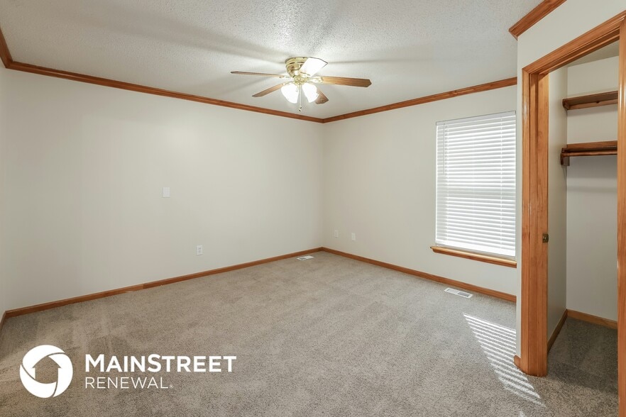 Building Photo - 309 SW Creek Ridge Drive .