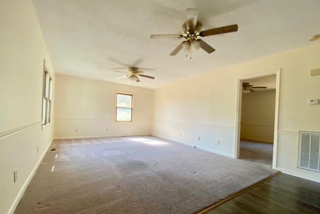 Building Photo - NEW LISTING!!!!!
