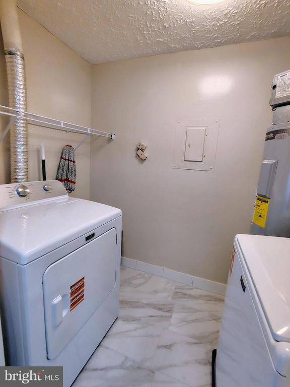 Building Photo - 12407 Hickory Tree Way