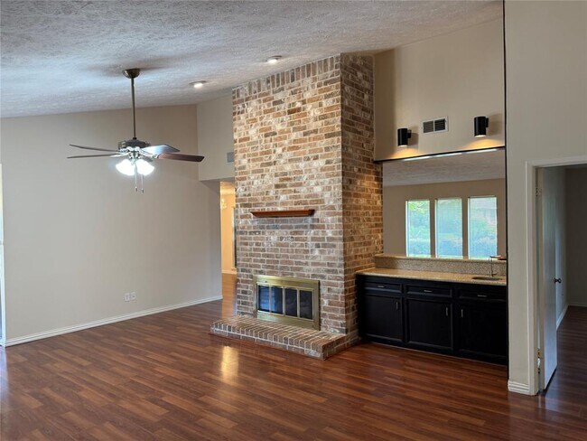 Building Photo - 3031 Green Fields Dr