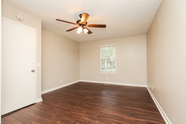 Building Photo - 3200 Lakeford Dr