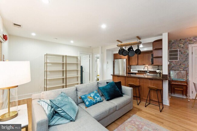 Building Photo - 902 D St SE