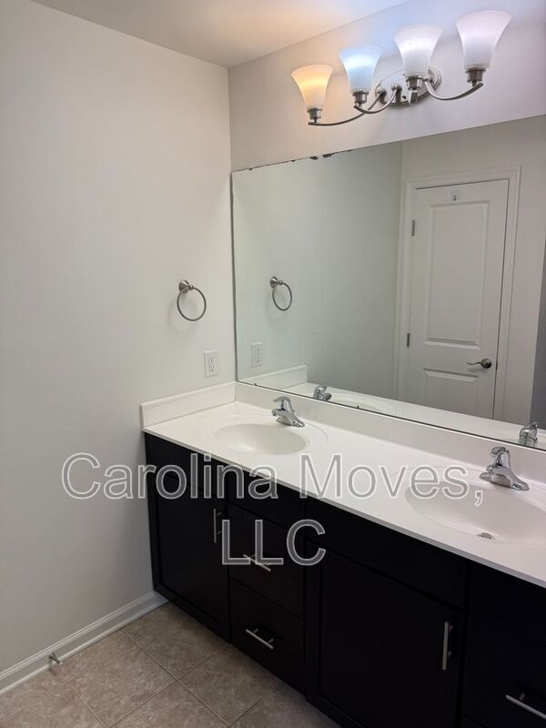 Building Photo - 405 Christiane Way