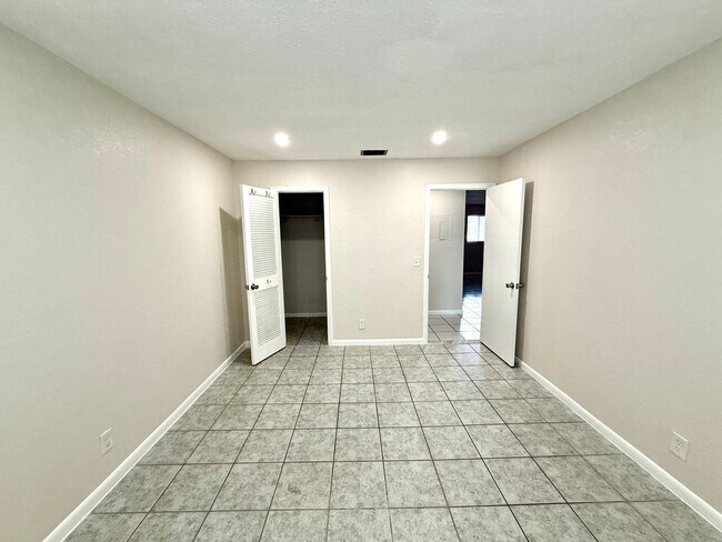 Building Photo - 511 W Kalmia Dr