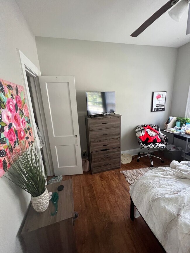 Building Photo - 2 bedroom Grid House for rent!