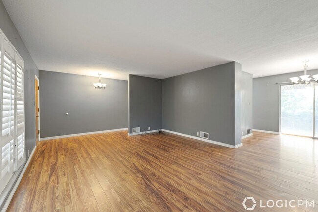 Building Photo - 1305 Henderson Dr