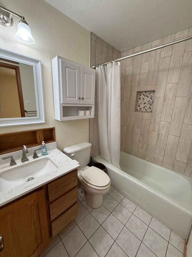 Building Photo - 2719 Topley Ave