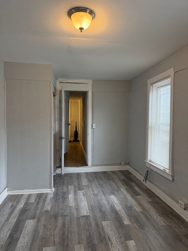 Building Photo - 5 Bedroom House