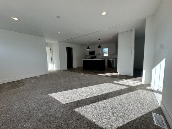 Building Photo - 16 Lapin St