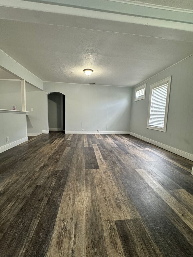 Building Photo - 2 Bedroom 1 Bath near Busch Garden