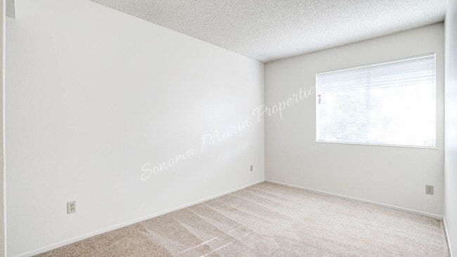 Building Photo - Lovely 3 Bedroom Townhouse ~ Water Included