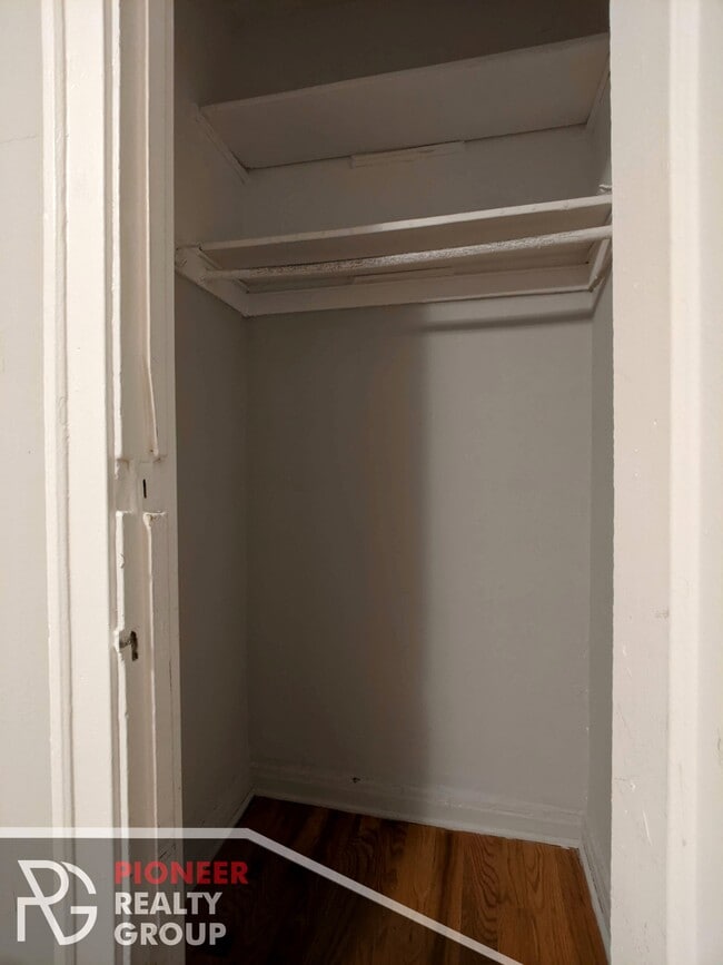 Building Photo - 425 W Roscoe St