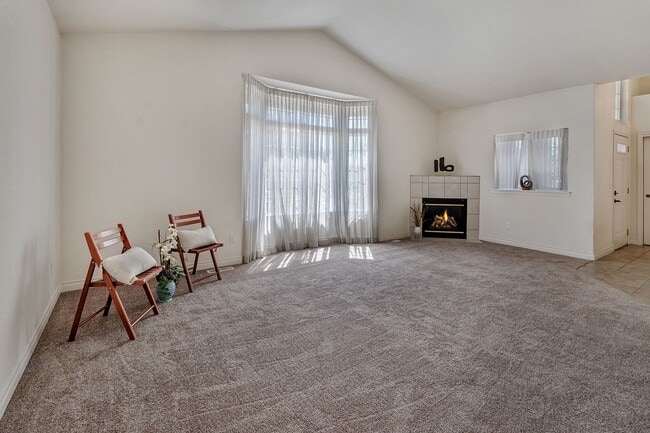 Building Photo - Must see! Spacious 3bd 2bath Ready for Imm...