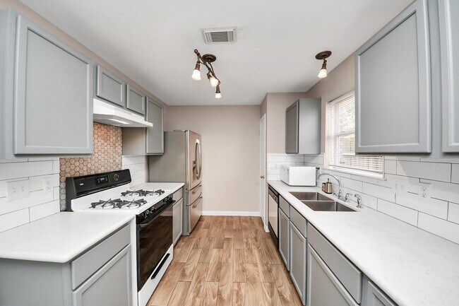 Building Photo - 3919 Vauxhall Dr S