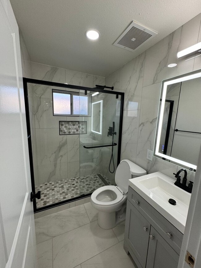Building Photo - Beautiful 3 Bedroom 2 Bathroom Single fami...