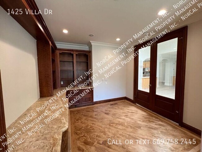Building Photo - 1425 Villa Dr
