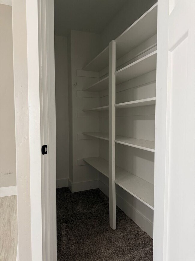 Building Photo - 690 S Saturn Ave