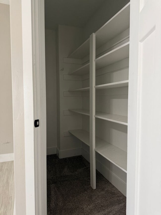 Building Photo - 694 S Saturn Ave