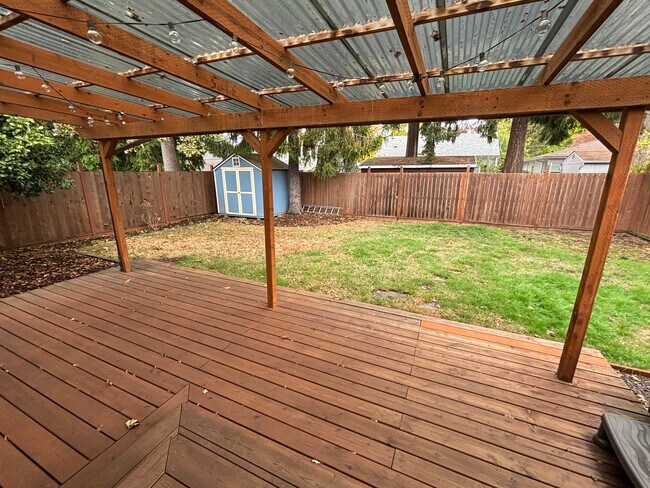 Building Photo - 7912 N Dwight Ave