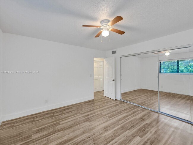 Building Photo - 114 SE 8th St