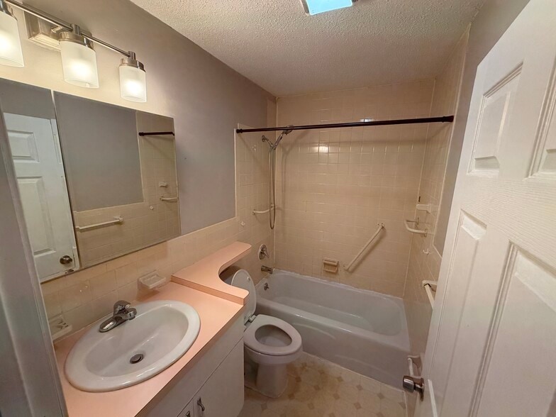 Building Photo - 25 Mercury Dr